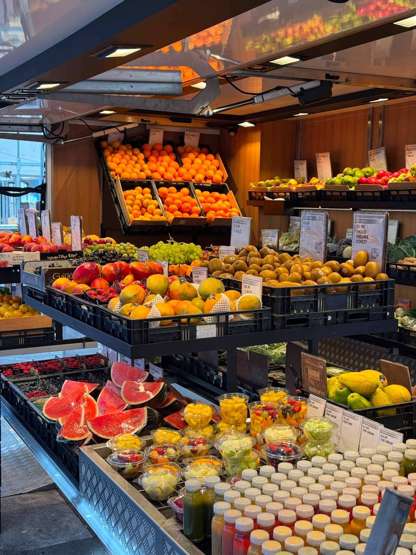 Groente- en fruitkraam van De Versmarkt op de Albert Cuypmarkt in Amsterdam