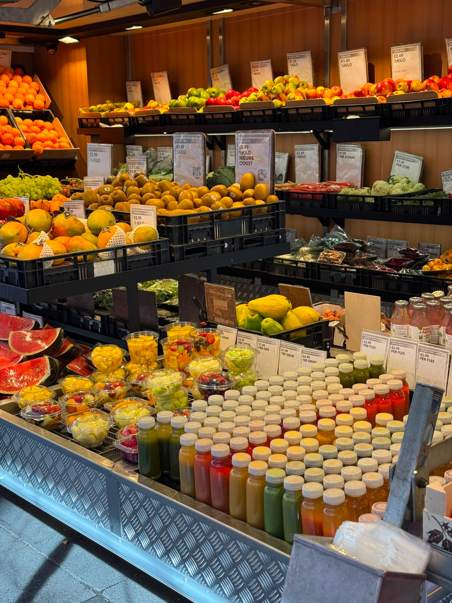 Exotisch fruit, verse sappen en gesneden fruit bij De Versmarkt op de Albert Cuyp